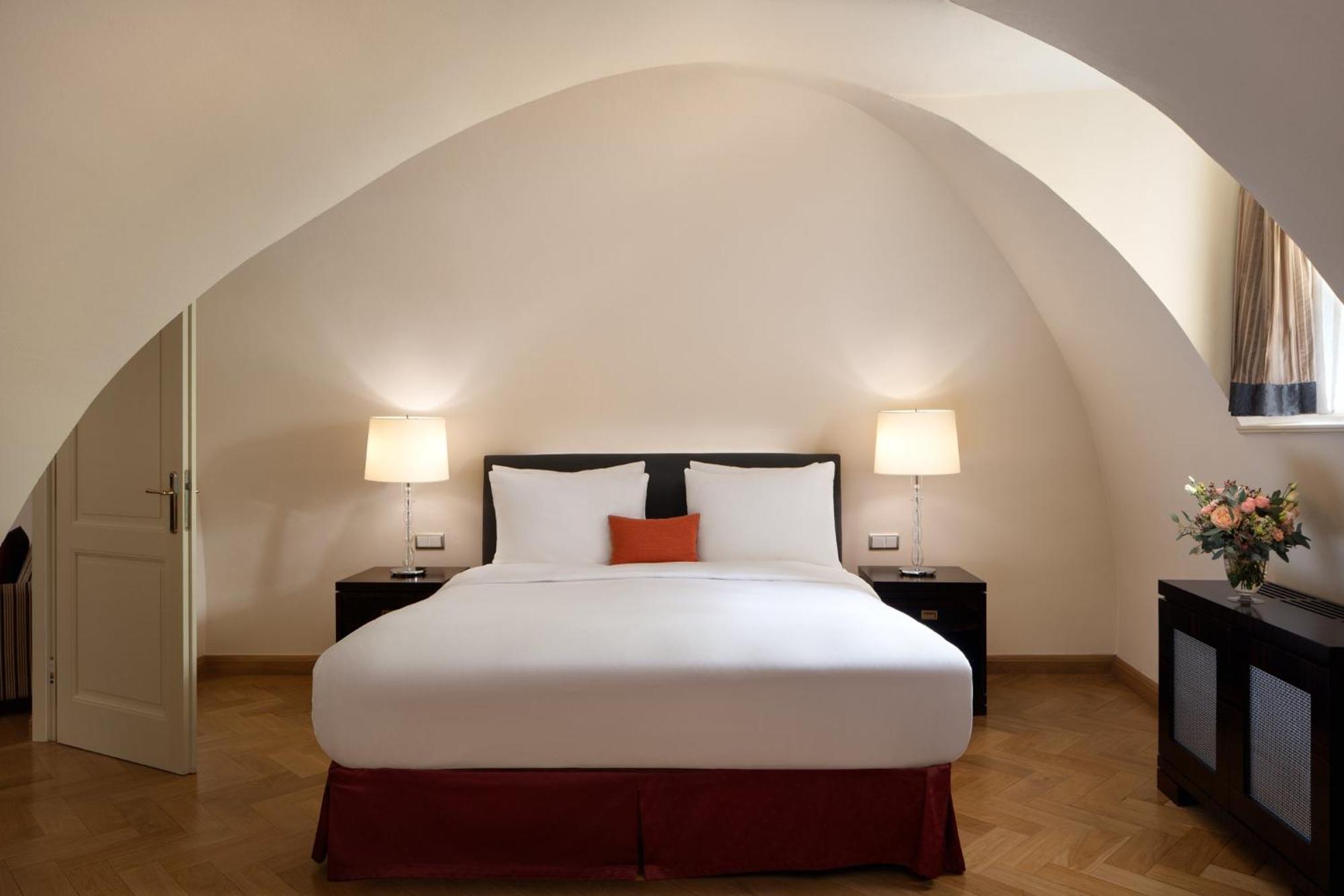 Mandarin Oriental, Prague Hotel Exterior foto